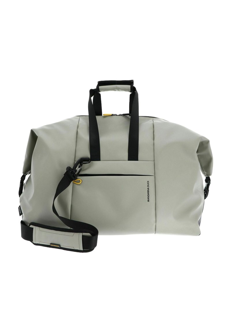 Hellgraue Sporttasche aus wasserdichtem Material. Mit schwarzen Trägern, einer vorderen Reißverschlusstasche und einem abnehmbaren Schultergurt.