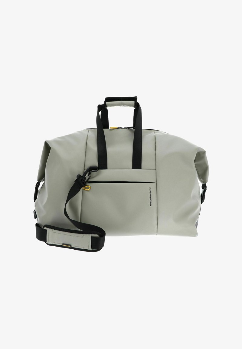 Hellgraue Sporttasche aus wasserdichtem Material. Mit schwarzen Trägern, einer vorderen Reißverschlusstasche und einem abnehmbaren Schultergurt.