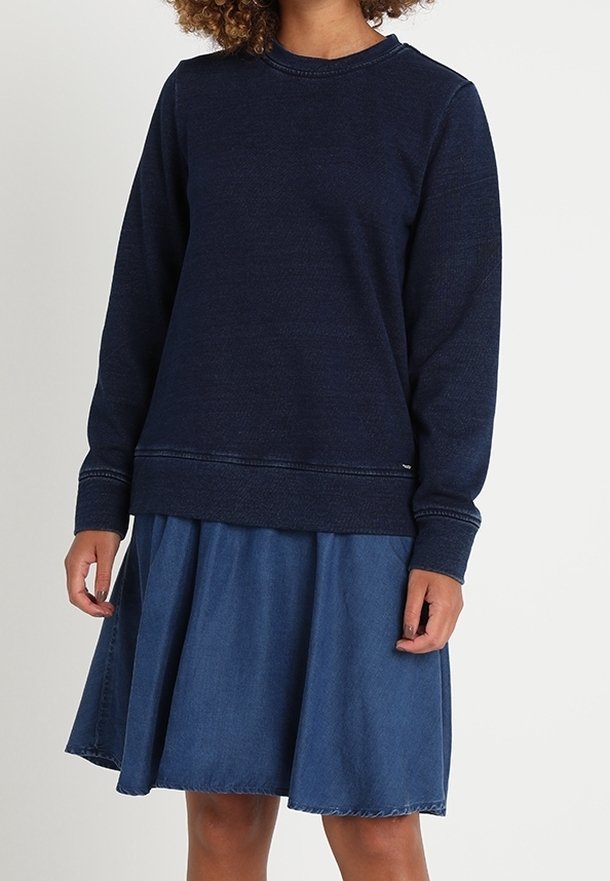 Marineblauer Rundhalsausschnitt-Sweatshirt mit langen Ärmeln, aus strukturiertem Stoff und mit geripptem Saum, kombiniert mit einem hellblauen Jeansrock.