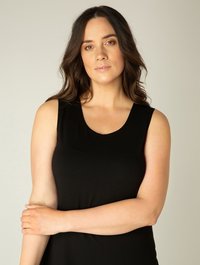 Zwart mouwloos topje met een ronde halslijn, een gladde textuur en zachte draping, gedragen door een persoon met schouderlang haar.