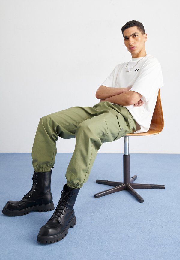 ICON - Cargo trousers - dark olivine4