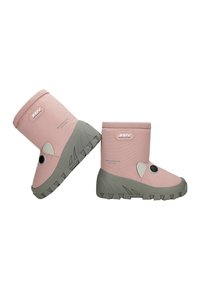 Stivaletti rosa con tomaia in materiale morbido, suola in gomma grigia con battistrada testurizzato e dettaglio con bottone rotondo nero.