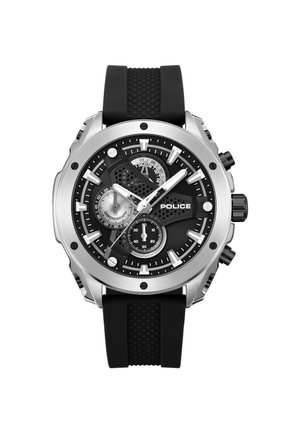Strieborné chronografické náramkové hodinky s čiernym štruktúrovaným ciferníkom, bielymi značkami a čiernym gumovým remienkom, zobrazujúce značku "POLICE" na ciferníku.
