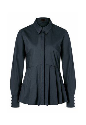 Mørk marineblå bluse med lange ærmer, krave, skjult knaplukning, tætsiddende talje og plisseret flæsekant.