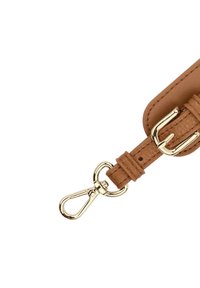 Tan leren band met een gestructureerd oppervlak, voorzien van een gouden metalen sluiting en gespen. Het ontwerp is minimalistisch en functioneel.