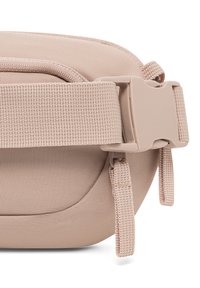 Borsa a tracolla in tessuto beige con superficie texturizzata, tracolla regolabile e fibbia in plastica, con angoli arrotondati e cuciture rinforzate.