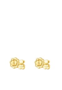Pendientes de botón en forma de flor en tono dorado con una superficie texturizada y un centro pulido, que cuentan con el logotipo de la marca grabado en la parte posterior.