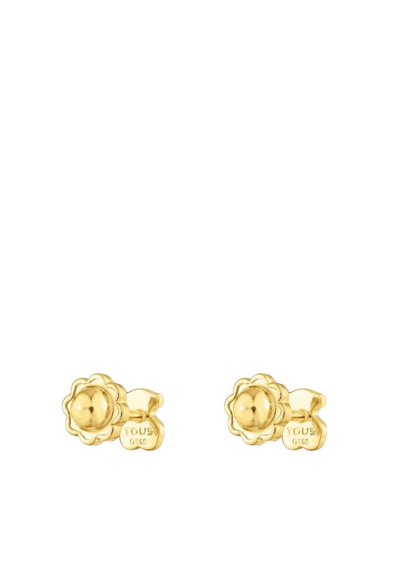 Pendientes de botón en forma de flor en tono dorado con una superficie texturizada y un centro pulido, que cuentan con el logotipo de la marca grabado en la parte posterior.