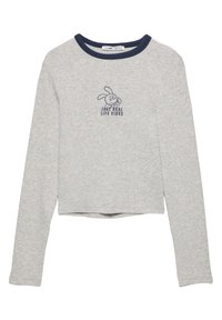 Sivá dlhá rukávová košeľa z bavlny s námořní ribovaným okrúhlym výstrihom. Grafikou králika a textom "Just Real Life Vibes" v námorní farbe. Skrátený dizajn.