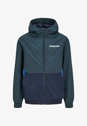 Mikina s kapucňou, ktorá má farebný blokový dizajn v tmavozelenej, námorníckej a modrej farbe, so zipsom a vyšitým logom na hrudi.