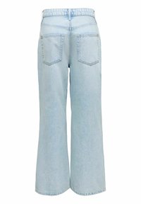 Jean en denim bleu clair à jambes larges et taille haute, doté de deux poches arrière et d'une finition délavée, offrant une coupe décontractée et une texture douce.