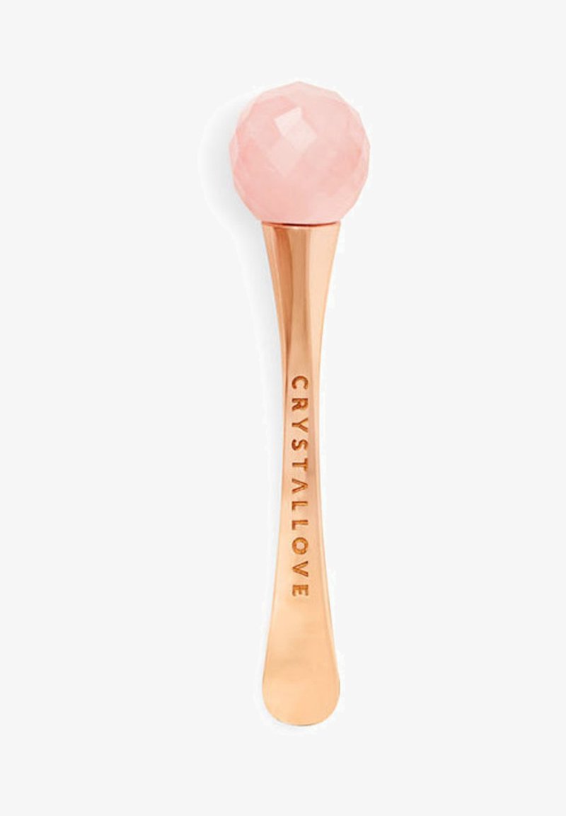 Rozenkwarts lepel met een gefacetteerde roze bolpunt, gecombineerd met een roségouden handvat met gegraveerde tekst "CRYSTALLOVE".