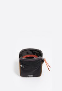 Pr rectangularny dodatek v črni in rjavi tkanini z zapiranjem na zadrgo, z oranžnim poudarkom in rdečo notranjostjo.