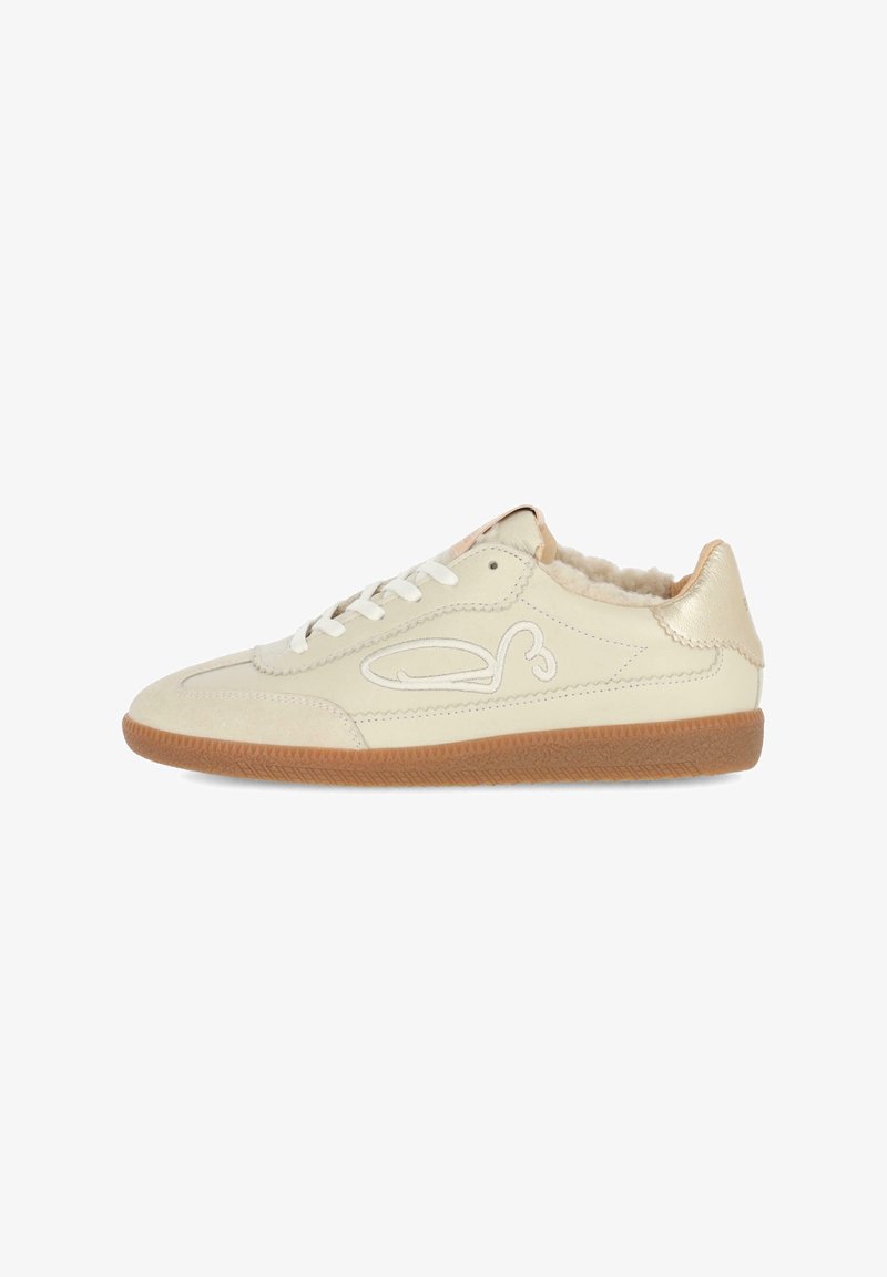 Beige Leder-Sneaker mit strukturierter Oberfläche, weißen Schnürsenkeln und einer Sohle aus Gummi. Mit besticktem Design an der Seite und einem weichen Innenfutter.