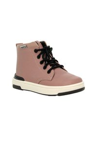 Sneaker alta rosa con lacci neri, suola bianca e dettagli neri, vista da un angolo frontale su sfondo bianco.