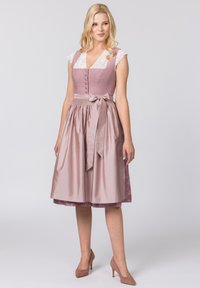 Rosa Kleid mit tailliertem Oberteil, Spitzencapärmel und Satinrock. Enthält einen passenden Gürtel, der an der Taille gebunden ist. Glatte Textur.