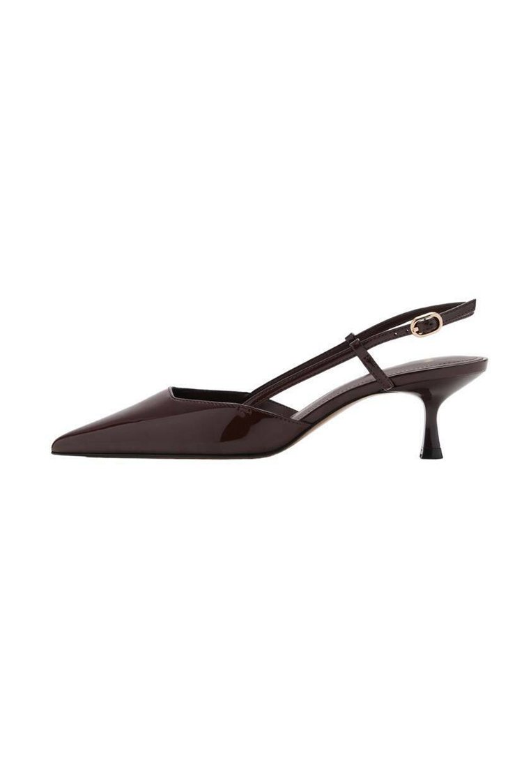 Tmavohnedé lakované slingback lodičky s špicatou špičkou, nízkym kitten podpätkom a nastaviteľným zlatým sponovým pásikom.