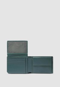 Groene leren portemonnee met meerdere kaartsleuven, een doorzichtig ID-venster en een linker vak voor cash of kaarten. Textuurdetails aanwezig.