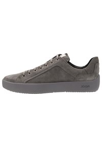 Zapatillas de ante gris con punta redondeada, diseño de cordones y suela de goma gruesa y texturizada. Presenta un sutil logotipo en el talón.
