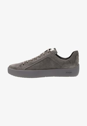 Graue Wildledersneaker mit runder Spitze, Schnürdesign und einer dicken, strukturierten Gummisohle. Mit subtiler Markenkennzeichnung an der Ferse.