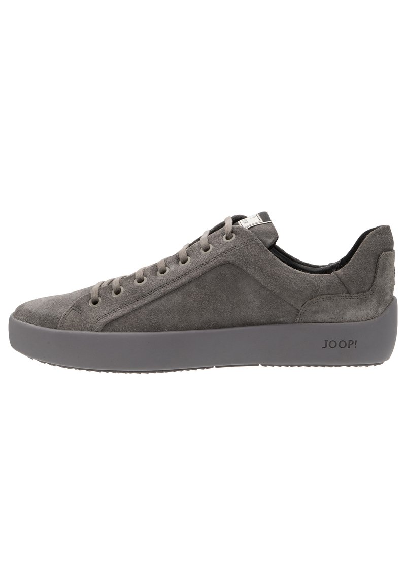 Zapatillas de ante gris con punta redondeada, diseño de cordones y suela de goma gruesa y texturizada. Presenta un sutil logotipo en el talón.