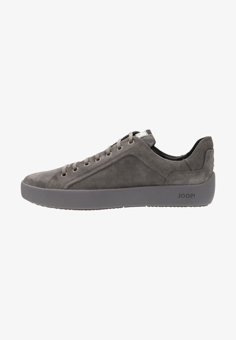 Grijze suède sneaker met een ronde neus, vetersluiting en een dikke, getextureerde rubberen zool. Kenmerkt subtiele branding op de hak.