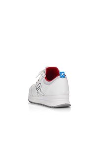 Zapatilla blanca con interior rojo, detalles en gris y textura perforada. Presenta un logo azul en el talón y cordones estándar. Suela de goma plana.