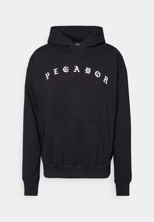 Černá mikina s kapucí s přední kapsou, žebrovanými manžetami a výrazným bílým nápisem "PEGADOR" přes hrudník.