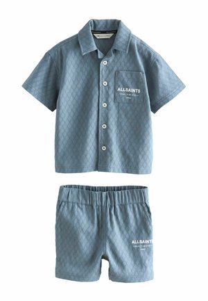 Kurzärmeliges Hemd mit Knöpfen und Shorts aus strukturiertem hellblauem Stoff. Mit einer Fronttasche und weißem "ALLSAINTS"-Logo.
