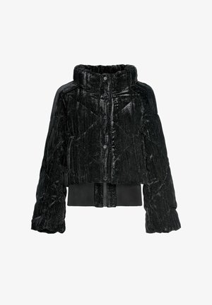 Kurtka puffer w czarnym aksamicie z wysokim kołnierzem, guzikami z przodu, pikowanym wzorem i ściągaczem na dole. Charakteryzuje się skróconą sylwetką i strukturalnym wykończeniem.