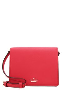 Borsa a tracolla rossa realizzata in materiale testurizzato con chiusura a patta, dettagli in metallo color oro e tracolla regolabile. Logo del marchio visibile.