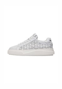 Sneaker bianco con un design a intaglio floreale testurizzato, pelle liscia, punta rotonda e una suola spessa e rigata per un supporto maggiore.
