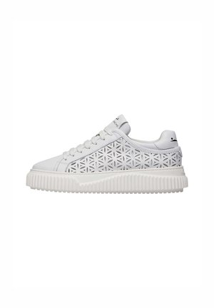 Witte sneaker met een gestructureerd bloemen uitsnijdontwerp, soepel leer, ronde neus en een dikke, geribbelde zool voor extra ondersteuning.