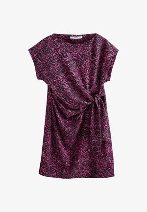 Rochie cu mâneci scurte într-un imprimeu vibrant roz și negru leopard, cu un detaliu de nod în talie și material moale, texturat.