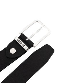Cintura in tessuto nero con fibbia in metallo argento, caratterizzata da logo e dettagli a rivetto. La forma è rettangolare con una superficie testurizzata.