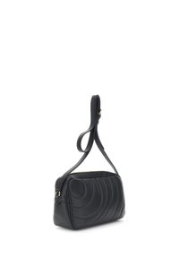 Borsa a tracolla in pelle nera con motivi cuciti curvi, forma rettangolare, zip dorata e tracolla regolabile fissata nella parte superiore.