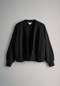 Zwarte gebreide cardigan met kabelpatronen op mouwen en voorranden, open voorkant en geribde manchetten, weergegeven op een effen lichte achtergrond.