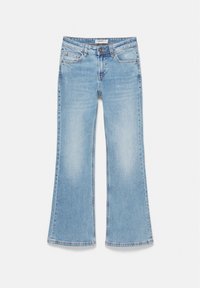 Jean en denim bleu clair avec une coupe légèrement évasée, fermeture avant par bouton et zip, et petits détails de taches de peinture près de la taille.