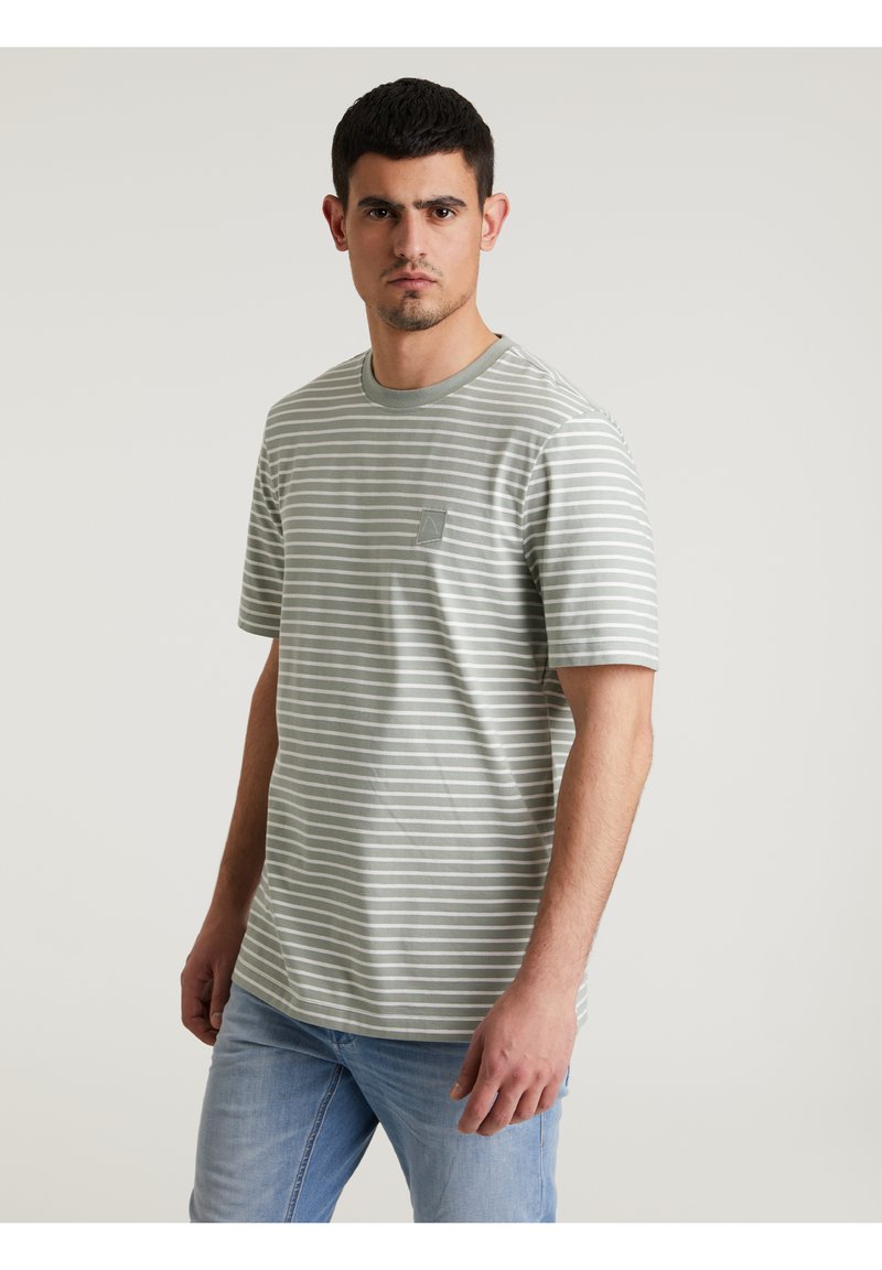 Camiseta de rayas gris de algodón, con cuello redondo, mangas cortas y un bolsillo en el pecho izquierdo con un pequeño logo.