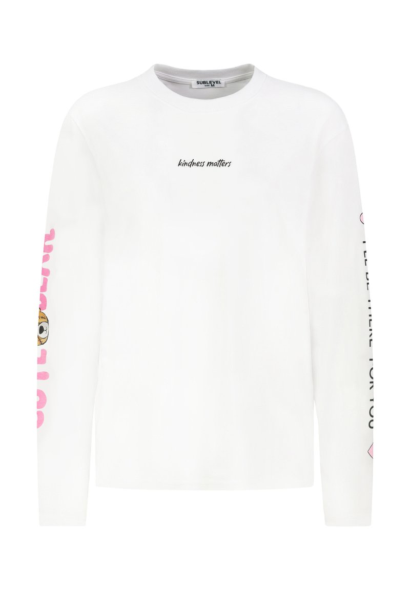 Weißes Langarm-T-Shirt mit dem Aufdruck "Kindness Matters" auf der Vorderseite, rosa Grafiken an den Ärmeln und einem runden Ausschnitt. Hergestellt aus weichem Baumwollmaterial.