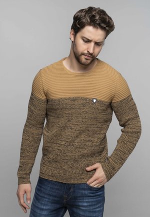 Strickpullover mit einem strukturierten Design in Braun und Senfgelb, versehen mit einem gerippten Muster an den Schultern und einem kleinen Logo auf der linken Brust.