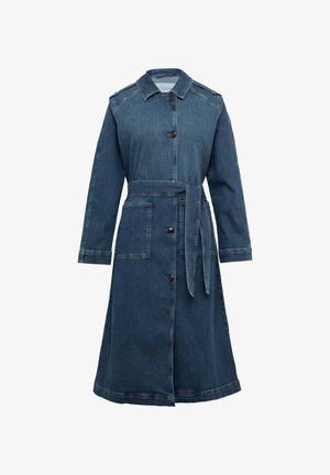 Sukienka dżinsowa z kołnierzykiem, długimi rękawami i paskiem w talii. Posiada zapięcie na guziki, dwie kieszenie z przodu i kontrastowe szwy. Kolor ciemnoniebieski.