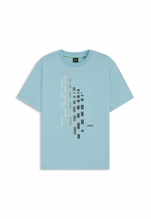 Himmelblaues Baumwoll-T-Shirt mit kurzen Ärmeln, ausgestattet mit einem grafischen Design aus vertikalen Linien in Schwarz, Silber und Weiß. Der Text "BOSS" ist enthalten.
