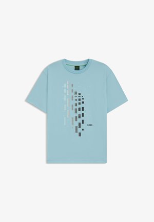 Lyseblå bomulds T-shirt med korte ærmer, der har et grafisk design med lodrette linjer i sort, sølv og hvid. "BOSS" teksten er inkluderet.