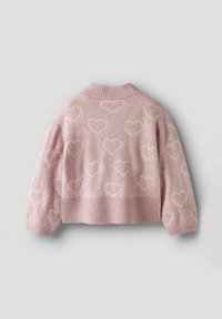 Mjuk rosa tröja med vita hjärtan, ribbad krage, ärmslut och fåll, visas från baksidan mot en neutral bakgrund.