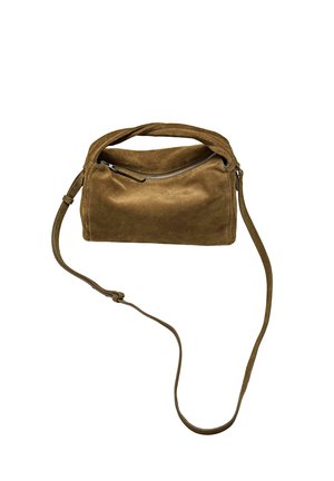 Brun ruskind skuldertaske med lynlåslukning og justerbar lang rem på hvid baggrund.