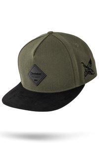 Cappello verde oliva con visiera nera, tessuto testurizzato, un logo a forma di diamante in patch nero e un accento ricamato sul lato.