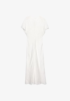 Biała, lekka sukienka maxi z krótkimi rękawami, wyposażona w teksturowany materiał, prosty krój i dół, który opada poniżej kostek.