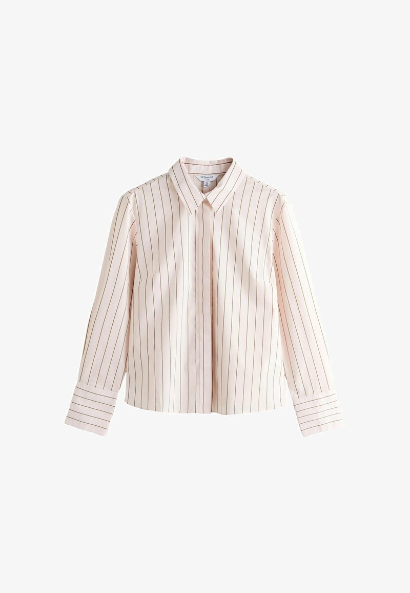 Světlá růžová košile s dlouhým rukávem, svislými proužky v kontrastní barvě. Má límeček a přední zapínání na knoflíky.