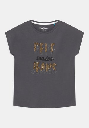 Szary bawełniany t-shirt z krótkim rękawem, ozdobiony napisem „PEPE LONDON JEANS” w metalicznym złotym i czarnym kolorze z dodatkiem ozdób z kamieniami.